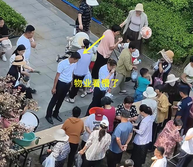 包粽子大妈连盆都端走了还围堵物业要鸡蛋pg电子模拟器试玩山东：小区端午免费(图4)