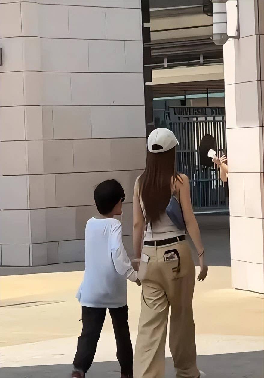 新欢被捕获“一家三口”遛狗温馨画面电子pgAngelabab