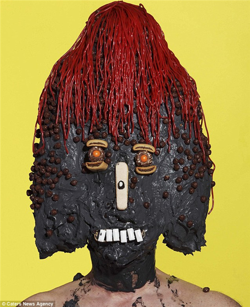 0英镑 用垃圾食品做怪兽肖像pg电子试玩艺术家花费500(图5)