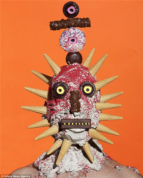 0英镑 用垃圾食品做怪兽肖像pg电子试玩艺术家花费500(图6)